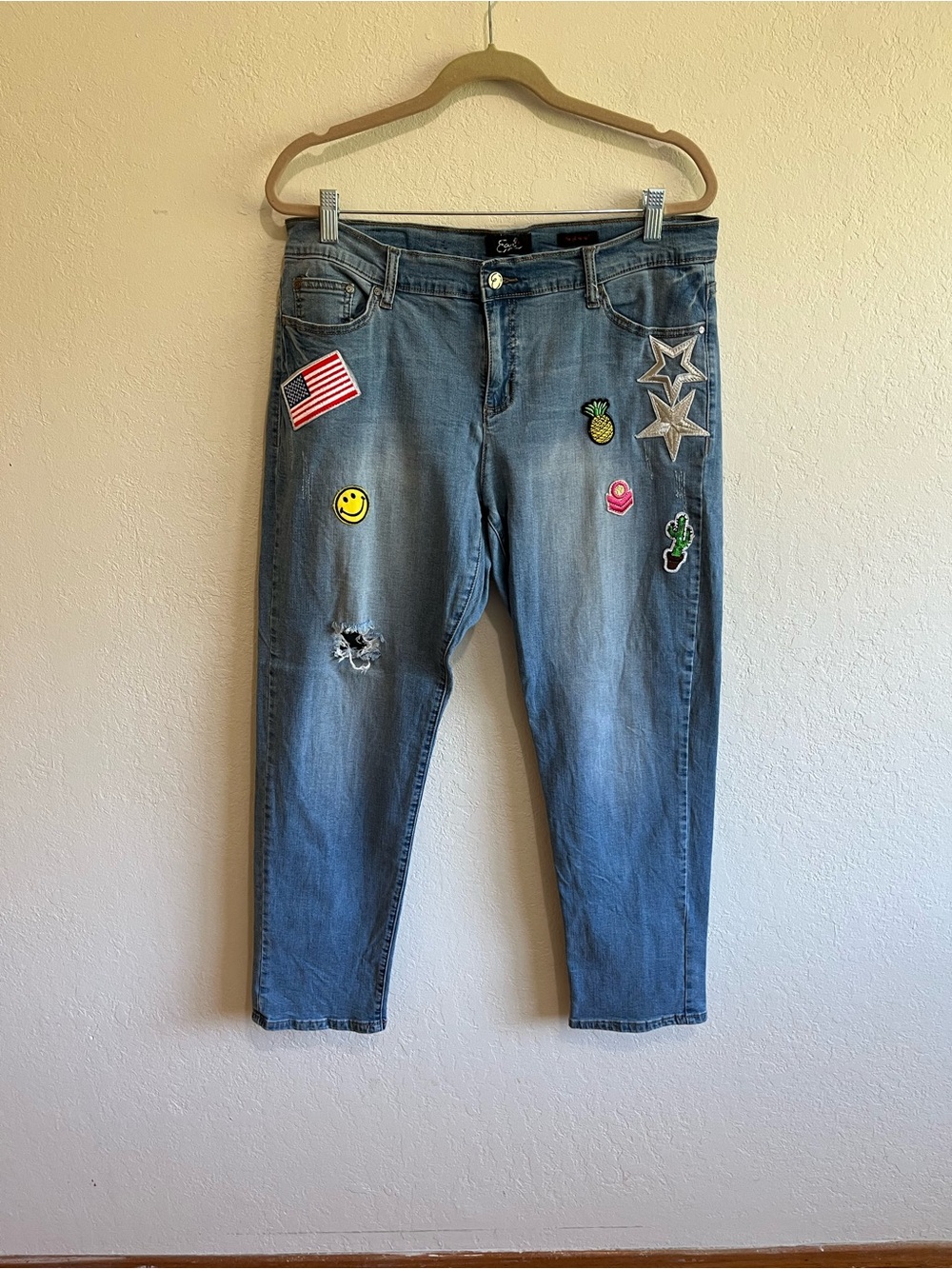 Embellished Light Blue Women’s Jeans with Patch Details